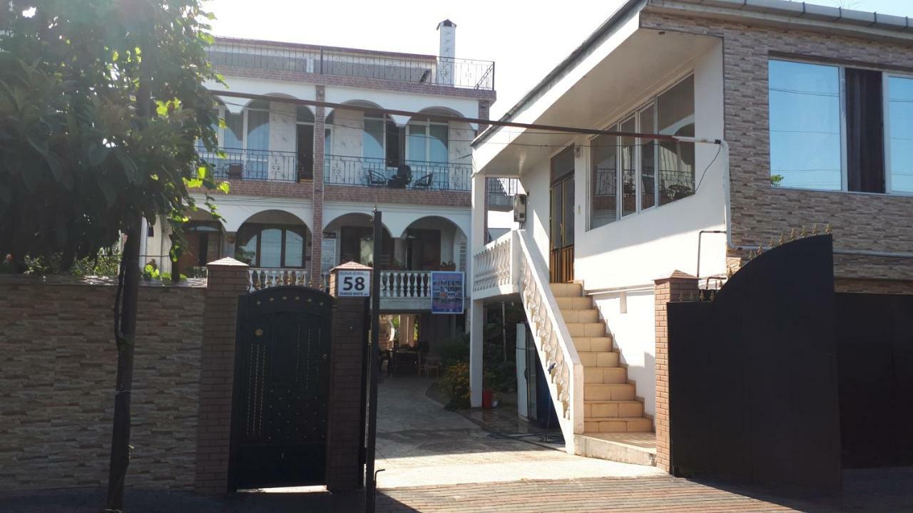 Merab House バトゥーミ エクステリア 写真